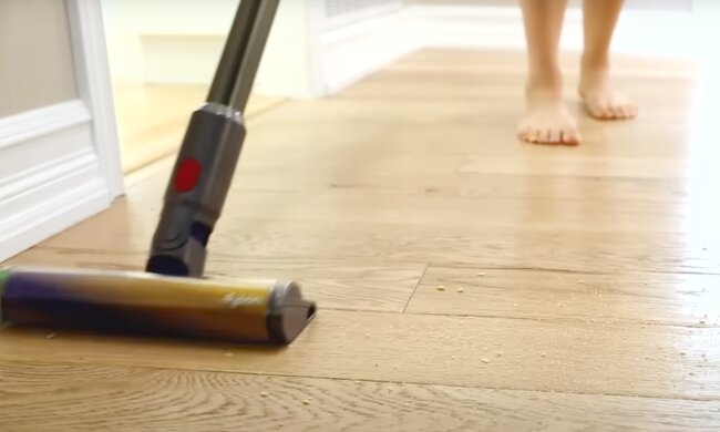 Mycie podłogi, gdy jest noworodek, źródło: YouTube/ Clean My Space