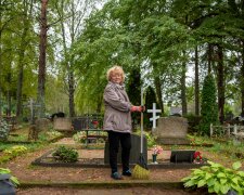 Córka obiecała zawieźć mnie na cmentarz. Rano zostawiła pod drzwiami zakupy i listę grobów, które miałam posprzątać