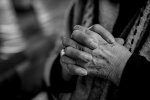 Synowa zostawiła ją w domu opieki i obiecała, że wróci za tydzień. Babcia miesiącami płakała przy oknie
