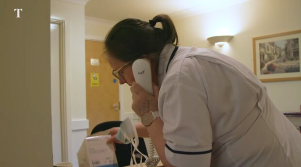 Pielęgniarka. Źródło: Youtube The Times and The Sunday Times