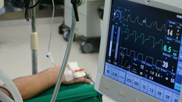 Karetka nie przyjechała, mężczyzna nie przeżył. Żona błagała o ratunek