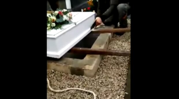 Dramatyczne sceny na pogrzebie/YouTube @Uwaga! TVN
