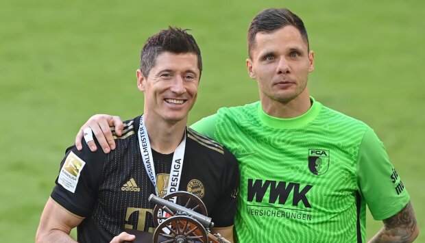 Robert Lewandowski, Rafał Gikiewicz/YouTube @Fanbol - z boiska do sieci