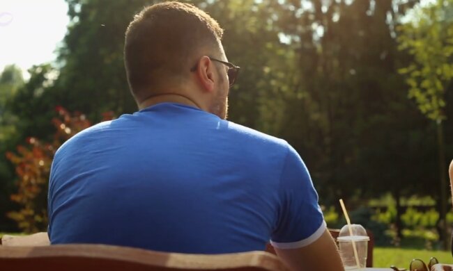 Odważny mąż, źródło: YouTube/Inner Toxic Relief