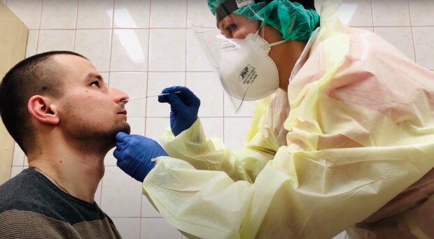 Pobranie wymazu / YouTube: Klinika Reumatologii UMED Łódź