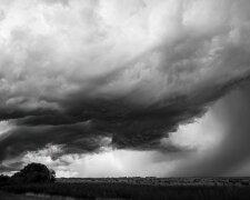 Tornado uderzyło w wieżowiec. Mężczyzna wypadł z mieszkania na 12. piętrze. Nagrania obiegły sieć