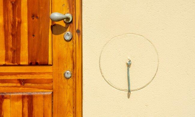 Nie lekceważ tego widoku przed drzwiami. To może oznaczać włamanie