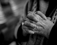 Synowa zostawiła ją w domu opieki i obiecała, że wróci za tydzień. Babcia miesiącami płakała przy oknie