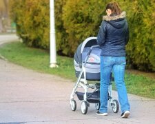 Matka położyła się na ławce, screen YT