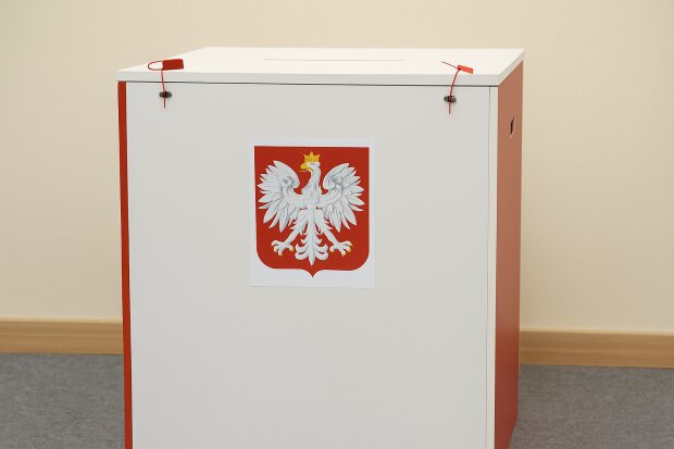 Wybory 2025: Oto liderzy po pierwszym głosowaniu. Exit poll ujawnia faworytów