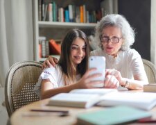 starsza Pani i wnuczka @pexels