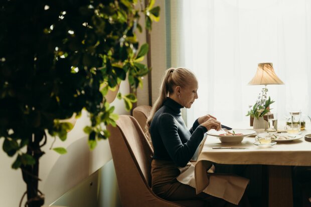 Teściowa zaprosiła całą rodzinę do restauracji na swoje urodziny. Po kolacji kelner położył rachunek wyłącznie przede mną