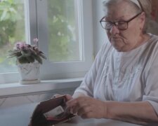 Odepchnięta matka, źródło: YouTube/ Inner Toxic Relief