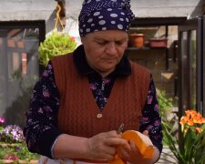 Rozczarowana synami. źrodło: YouTube/Country Life Vlog