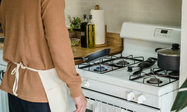 Kratki z kuchenki znów będą jak nowe. Prosty trik z wrzątkiem działa lepiej niż chemia