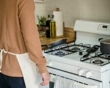 Kratki z kuchenki znów będą jak nowe. Prosty trik z wrzątkiem działa lepiej niż chemia