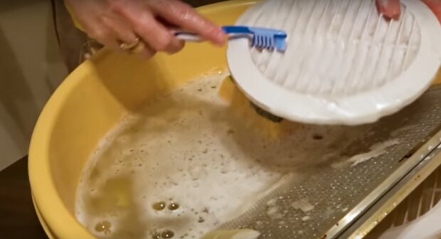 Czyszczenie kratki wentylacyjnej/YouTube @Cztery kąty Livii