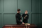 Z życia wzięte. Na pogrzebie męża nieznajomy chłopak nazwał go tatą. Żądał ode mnie tylko jednej rzeczy