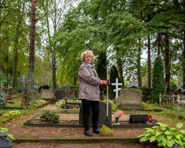 Córka obiecała zawieźć mnie na cmentarz. Rano zostawiła pod drzwiami zakupy i listę grobów, które miałam posprzątać