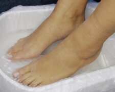 Domowe sposoby na pękające pięty. Zrobisz wszystko w minutę z produktów, które masz w domu