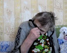 Kobieta straciła syna i nie była potrzebna synowej. Musiała wyjść z domu i żyć na ulicy. Pewnego dnia wszystko się zmieniło