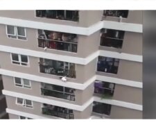 Dwulatka spadła z 12 piętra/ YouTube @VTVcab Tin tức