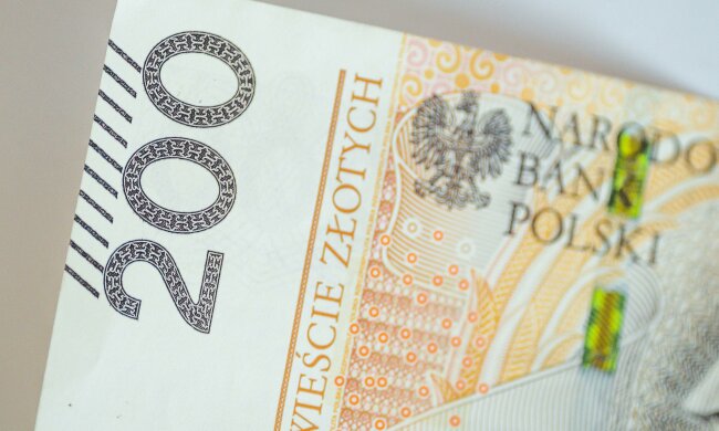 Na papierze seniorzy mogą dostać więcej jesienią. Czy 14. emerytura okaże się wyższa od trzynastki