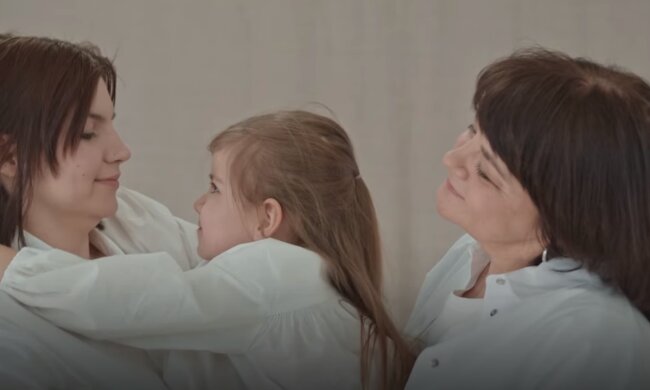 Zmęczona babcia, źródło: YouTube/ Inner Toxic Relief