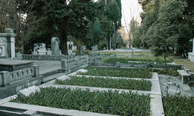 Dom pogrzebowy zdradza zarobki. Takie kwoty trafiają "na rękę"