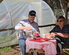 Teściowie, źródło: YouTube/Woodbridge Hill Cottage