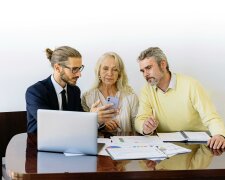 kobieta i dwa mężczyzni @pexels