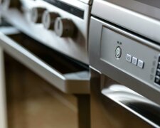 Szuflada pod piekarnikiem: jaką pełni funkcję i dlaczego nie warto tam trzymać garnków
