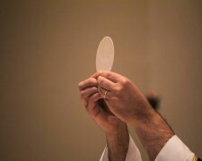 Komunia 2026 będzie droższa także dla gości. Tyle wkłada się dziś do koperty