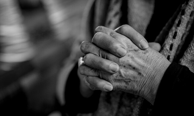 Synowa zostawiła ją w domu opieki i obiecała, że wróci za tydzień. Babcia miesiącami płakała przy oknie