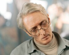Dałem żonie kolczyki na rocznicę i zamarłem, gdy spojrzałem na jej szyję. Miała na sobie wisiorek mojej kochanki