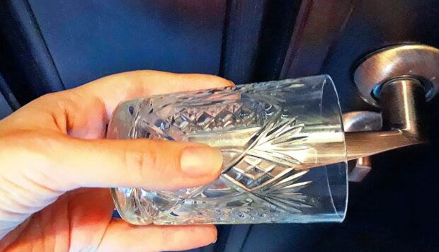 Szklanka na klamce/YouTube @Jasna Strona