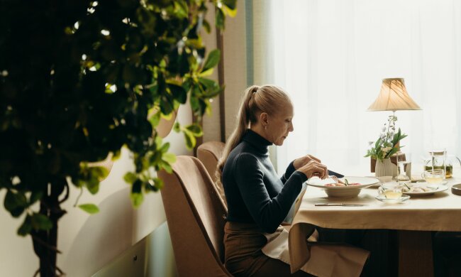 Teściowa zaprosiła całą rodzinę do restauracji na swoje urodziny. Po kolacji kelner położył rachunek wyłącznie przede mną