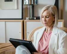 "Mąż wybrał młodszą, a ja w wieku 54 lat wróciłam pod dach mamy": Coraz częściej czuję, że jestem za stara na zaczynanie od nowa