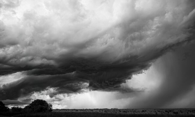 Tornado uderzyło w wieżowiec. Mężczyzna wypadł z mieszkania na 12. piętrze. Nagrania obiegły sieć