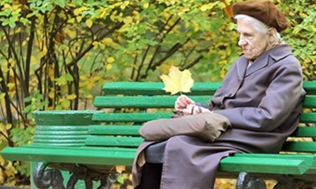 "Nie rozumiem, jak syn może porzucić swoją matkę": Chuda staruszka siedziała na ławce przed domem sąsiadki, drzemiąc w promieniach słońca