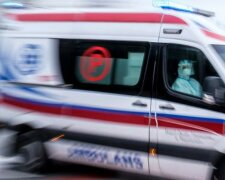 Mężczyzna dzwoni na pogotowie z powodu duszności żony. Reakcja ratowników woła o pomstę do Nieba