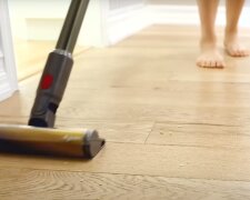 Mycie podłogi, gdy jest noworodek, źródło: YouTube/ Clean My Space