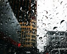 Doniesienia o czarnym deszczu nad miastem. Nagranie obiega świat