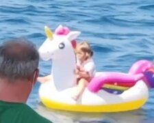 Dziewczynka na jednorożcu/screen YouTube