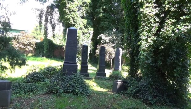 Cmentarz w Bielsko-Białej/YouTube @Skarby_pl
