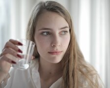 Wiele osób sięga po niego w gorące dni. Ekspert ostrzega przed skutkami