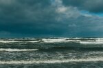 Sztorm uderzył w Mierzeję Wiślaną. Nagranie z plaży pokazuje siłę żywiołu. Wygląda jak scena z filmu katastroficznego