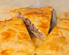 Przepis na pyszne ciasto wytrawne. Zagniatam ciasto na kefirze, przygotowuję nadzienie i bez wysiłku się piecze