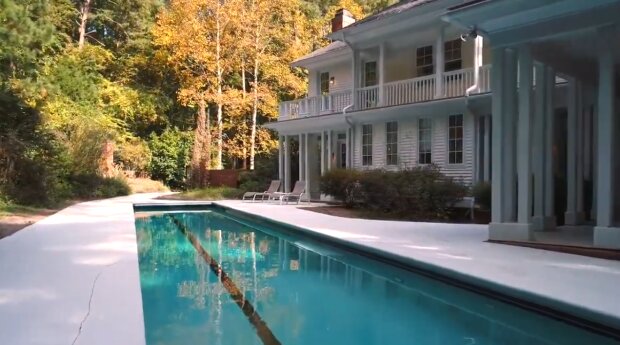 Basen przy posiadłości/ YouTube @ Phyllis Wolborsky