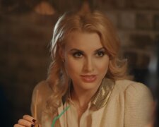 "Za mało. Miałam nadzieję na więcej, kiedy cię zapraszałam", Karina zmarszczyła brwi, wyjmując prezent z koperty